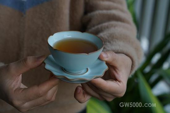 喝茶茶桌上的礼仪有哪些，泡茶待客十大礼仪不可不做！