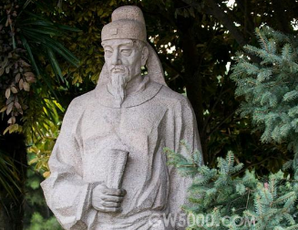 在文学、教育、政治等方面，韩愈有哪些作为与成就？